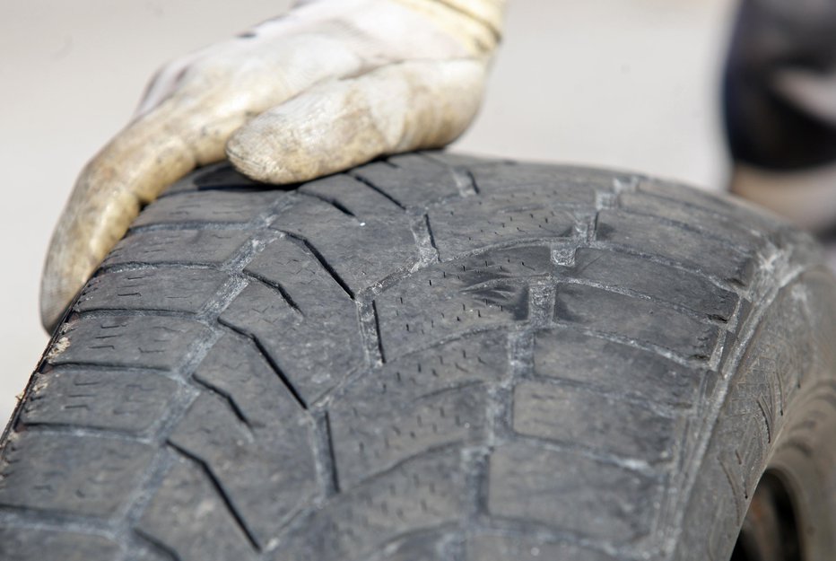 Fotografija: Nesreča se je zgodila med menjavanjem pnevmatike na tovornem vozilu. FOTO: Igor Zaplatil, Delo

