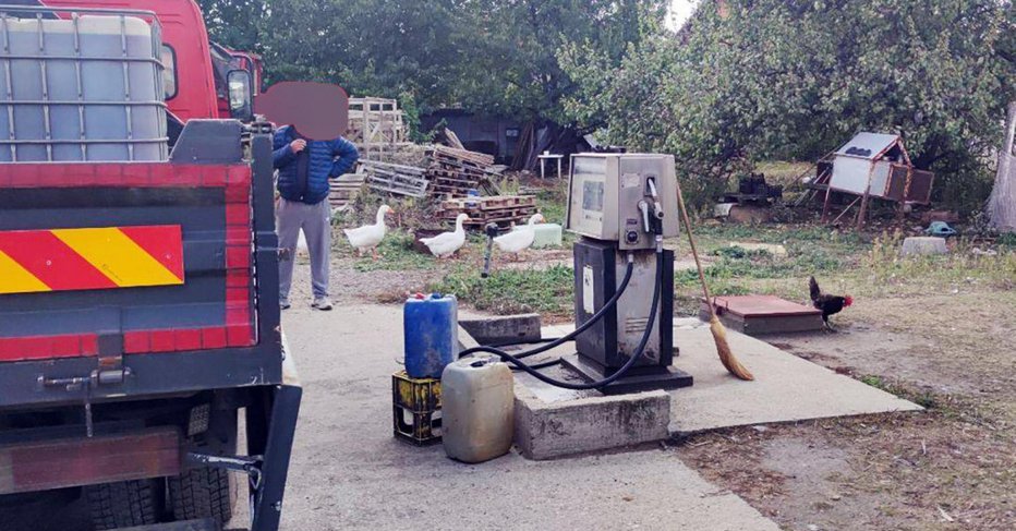 Fotografija: V Zemunu so na dvorišču 69-letnika naleteli na nelegalno bencinsko črpalko. FOTO: MNZ Srbije

