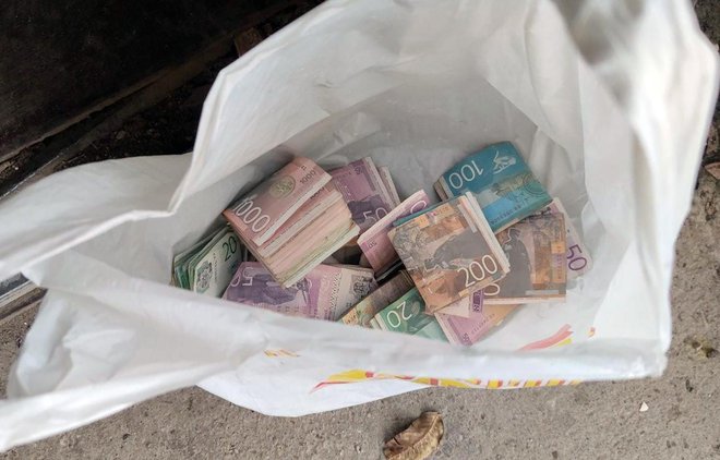 Policisti so našli tudi nekaj denarja. FOTO: MNZ Srbije
