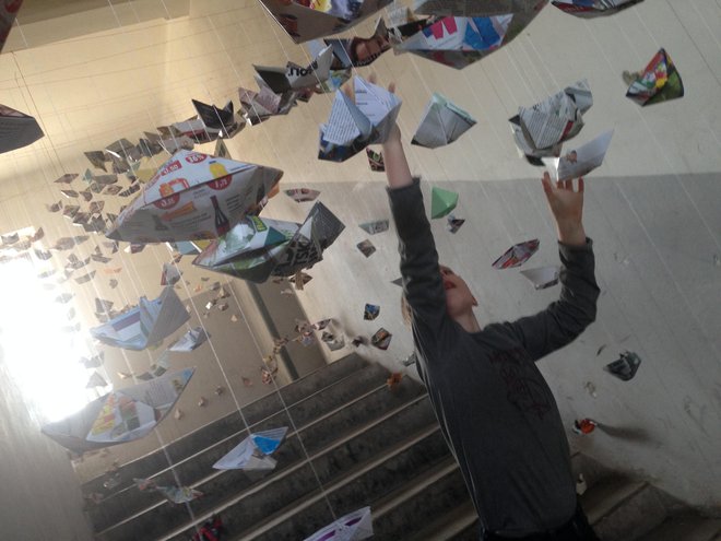 Nazadnje so 2,4 milijona papirnatih ladjic razstavili po Kliniki za zdravljenje favšije. FOTOGRAFIJE: Marko Pigac
