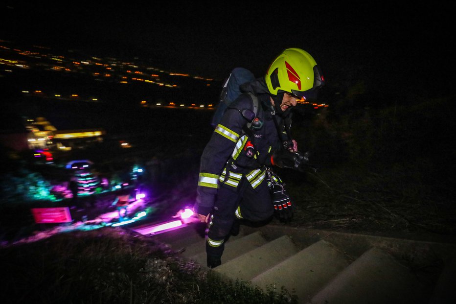 Fotografija: Prostovoljni gasilec Matej Zidarič se je že tretjič podal na kalvarijske stopnice. FOTOGRAFIJE: MARKO PIGAC
