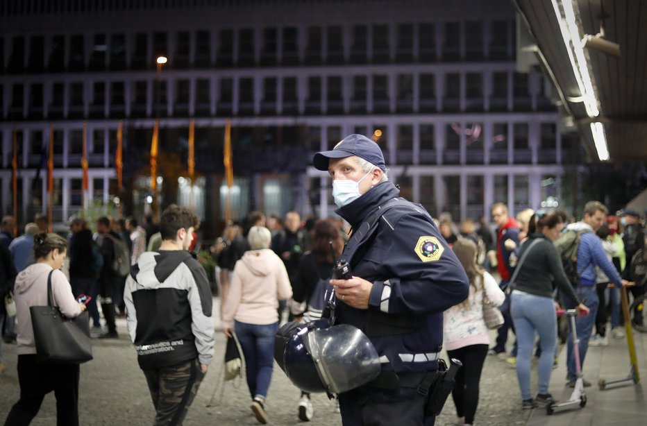 Fotografija: Protesni shod nasprotnikov omejevalni ukrepov na Trgu republike v Ljubljani. FOTO: Matej Družnik
