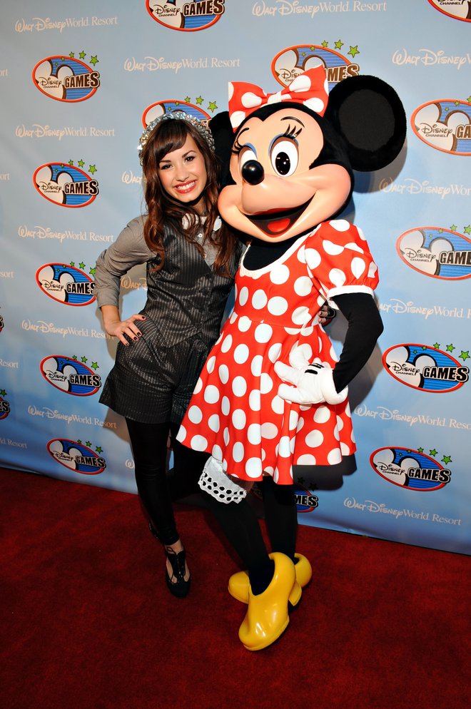 Demi Lovato in miška Minnie na rdeči preprogi v Disney Worldu v Orlandu
FOTO: Shannon Livingston/WENN