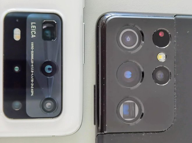 Huaweijeva fotosekcija je sestavljena iz štirih kamer in globinskega senzorja, Samsungova pa iz prav tako štirih kamer in laserskega avtofokusa.

