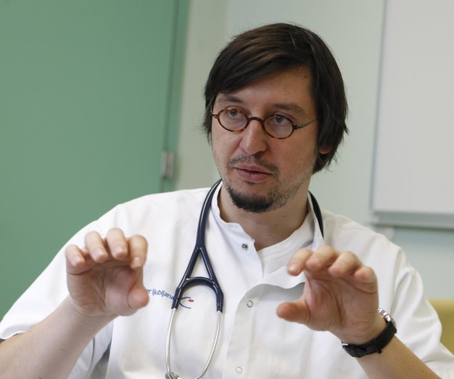 Doc. dr. Urh Grošelj, dr. med., je vesel, ker je svetovna strokovna javnost spoznala pomen slovenskega programa presejanja družinske hiperholesterolemije.
Foto: Tomi Lombar
