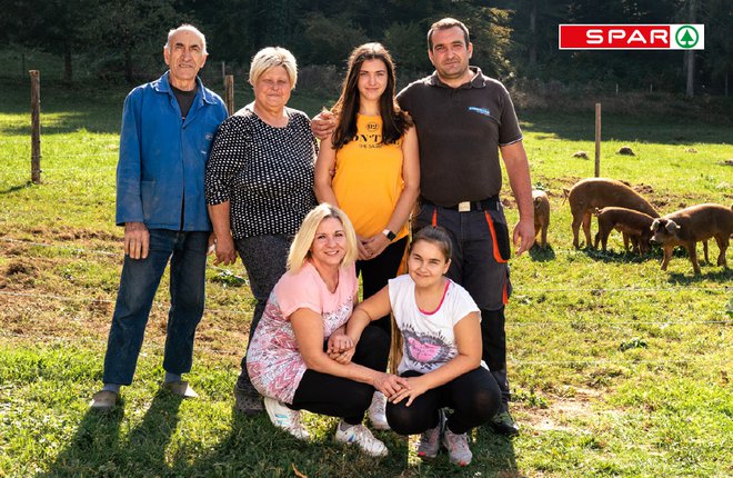 Družinsko podjetje Dobrote z vasi, ki se ukvarja z ekološko vzrejo prašičev. FOTO: Spar Slovenija
