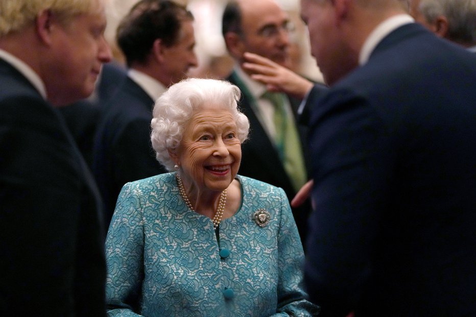 Fotografija: Kraljica Elizabeta II. meni, da ne izpolnjuje kriterijev. FOTO: Reuters
