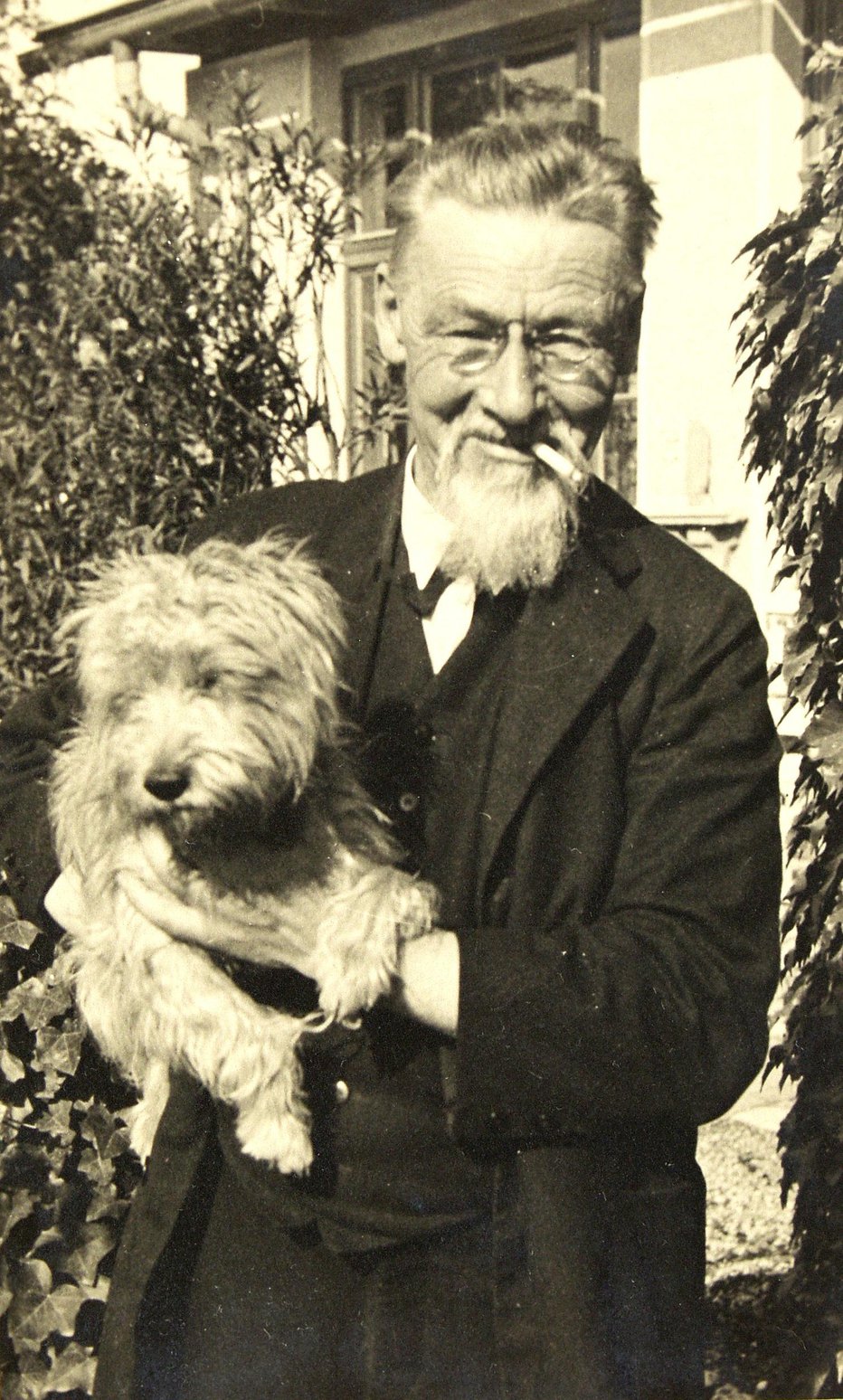 Fotografija: Jože Plečnik s psom Sivkom Foto: arhiv MGML
