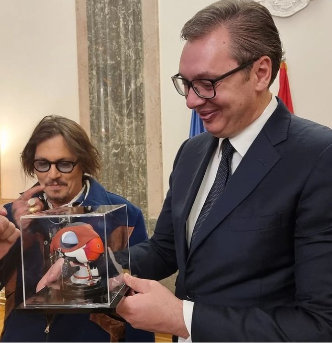 Srbski predsednik je radostno sprejel lutko ptiča, ki mu je v seriji dal glas zvezdnik. FOTO: osebni arhiv
