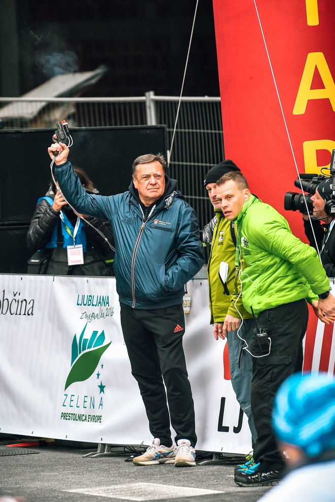 Zoran Janković je v športni opravi in s pištolo pognal tekače v tek. FOTO: Marko Pigac, mp Produkcija
