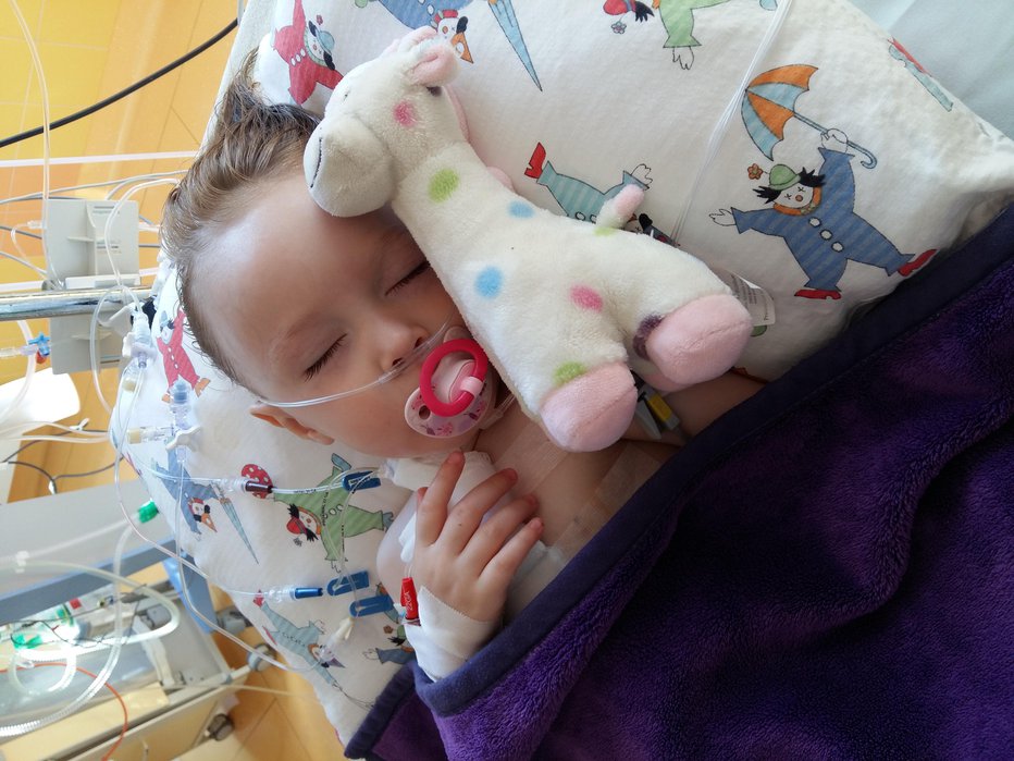 Fotografija: Po drugi operaciji, ko je bila stara šest mesecev, je staknila še virus.
