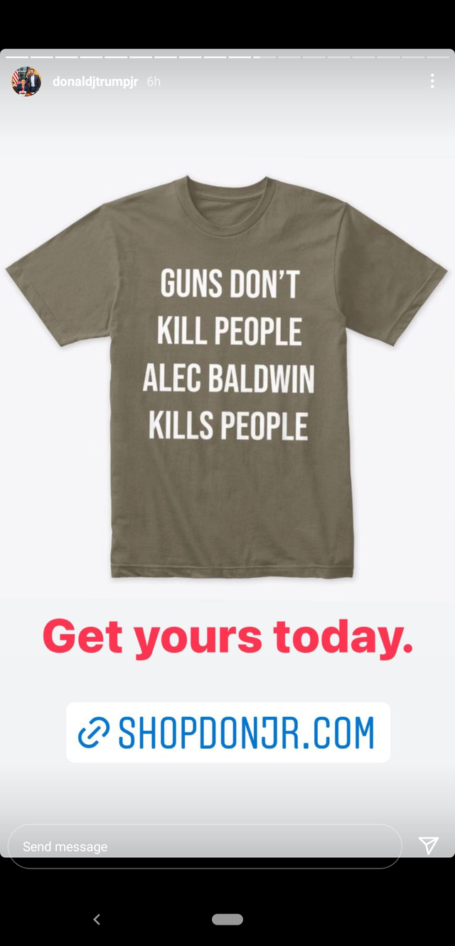 Majico z napisom Pištole ne ubijajo ljudi, Alec Baldwin jih dobite za dobrega dvajsetaka. FOTO: Osebni Arhiv
