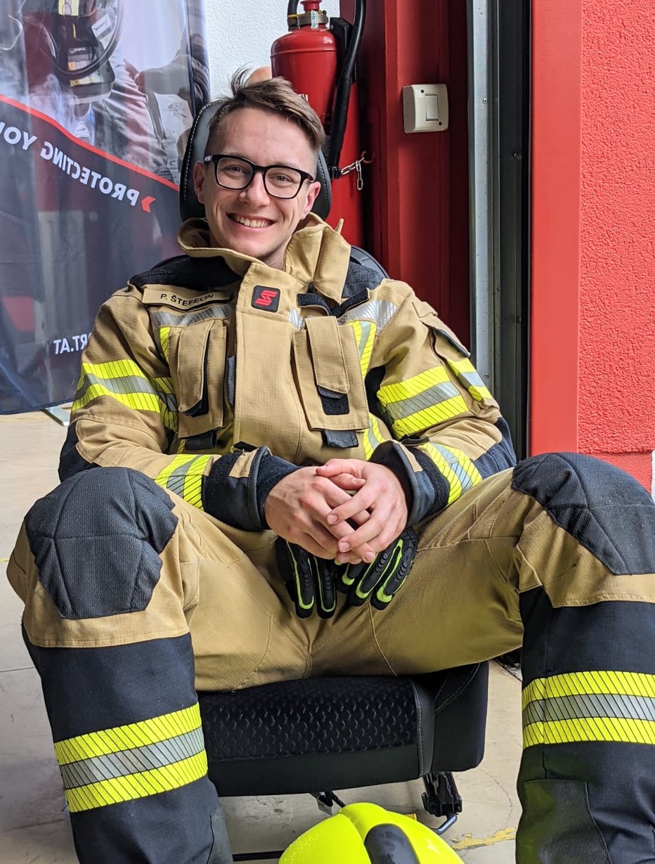Fotografija: Prostovoljni gasilec Patrik Štefelin da v koš severnoameriške profije. FOTO: Zala Novak
