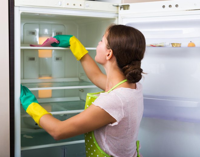 Pri umazanem hladilniku se lahko okužimo z listerijo. FOTO: Jackf/Getty Images
