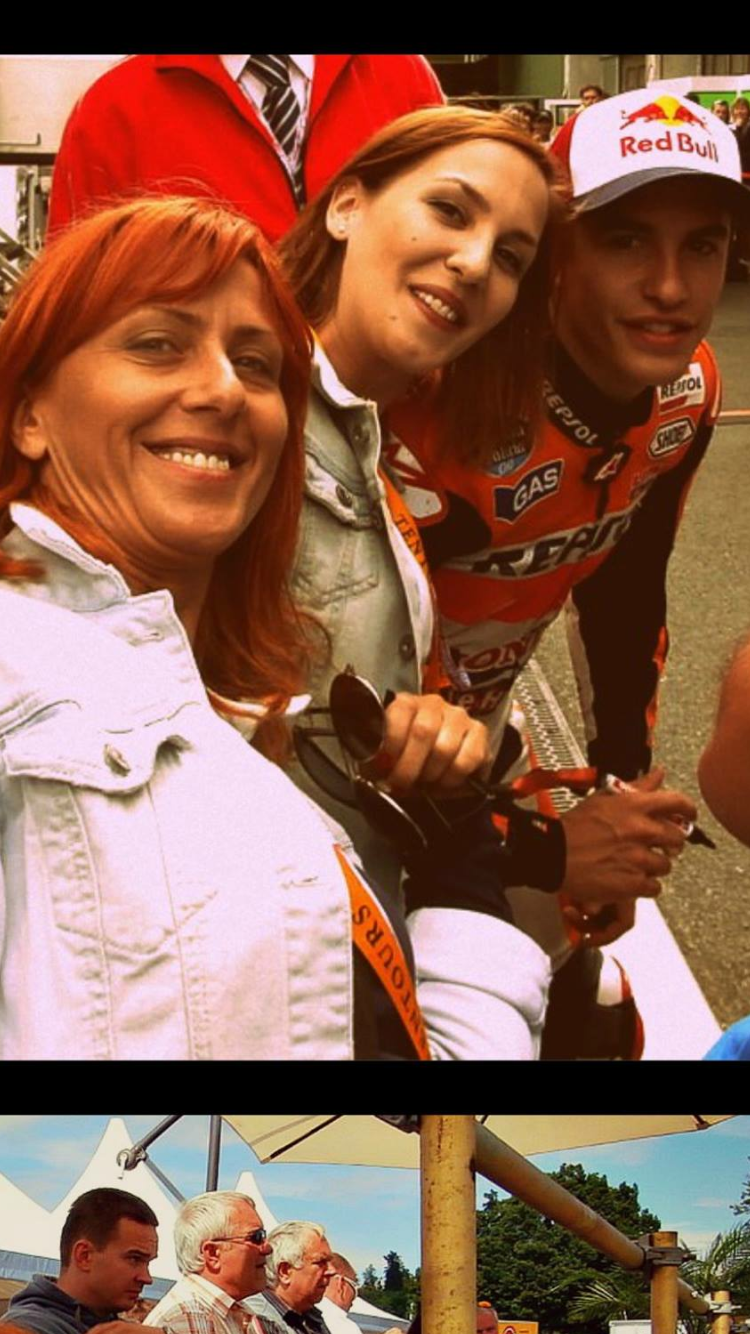 Fotografija: Vivien med mamo in slovitim dirkačem Marcom Marquezom Foto: osebni arhiv
