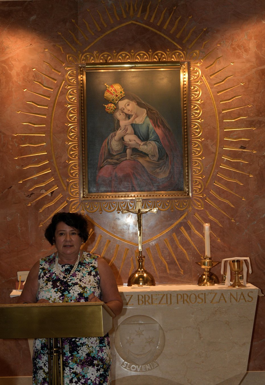 Fotografija: Bernadette Kovacic Fitzsimmons ob letošnji 50. obletnici posvetitve slovenske kapele FOTO: MICHAEL J. PAUSIC
