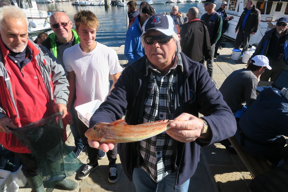 Fotografija: Glavni sodnik s 360-gramskim kokotom kot največjo ribo prvenstva FOTOGRAFIJE: JANEZ PETKOVŠEK
