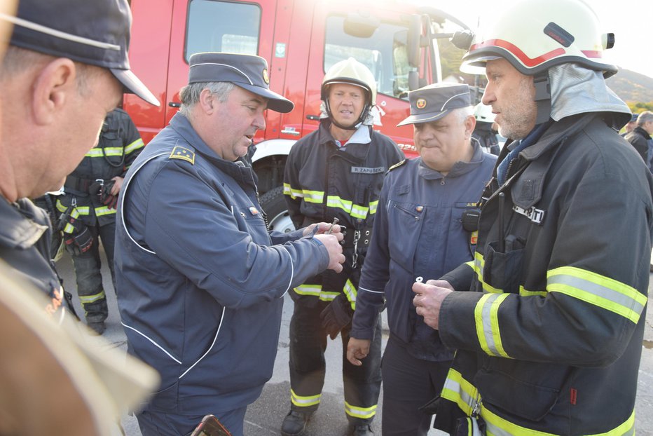 Fotografija: Poročanje gasilskemu poveljstvu po uspešno izvedeni vaji
