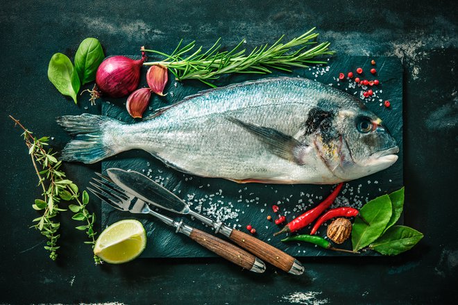 S svežim natremo meso in ribe, ki jih pečemo ali dušimo. FOTO: Thinkstock/Getty Images