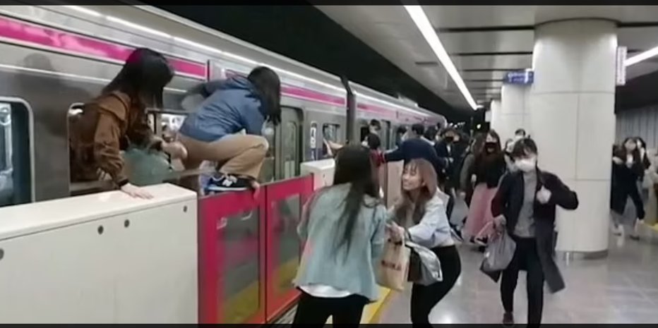 Fotografija: Ko je vlak ustavil, so ljudje panično bežali ven. FOTO: Twitter
