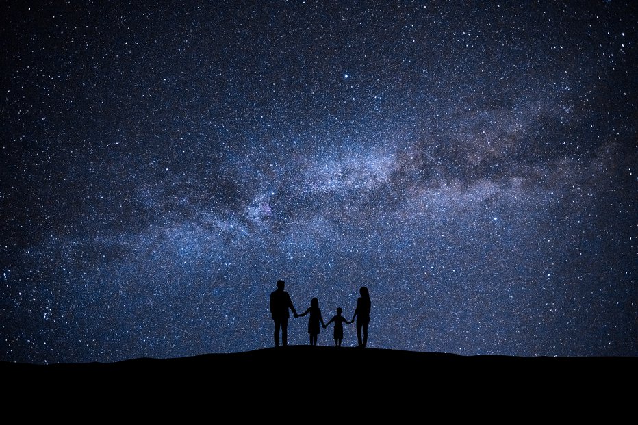 Fotografija: Zvezde bomo najlažje opazovali nekje, kjer ni svetlobne onesnaženosti. FOTO: Artem Peretiatko/Getty Images
