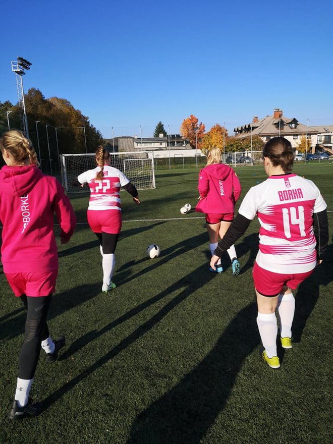Odigrale so turnir s kar sedmimi ekipami nogometašic, skupaj jih je bilo na igriščih več kot 50. FOTOGRAFIJE: NK Brinje
