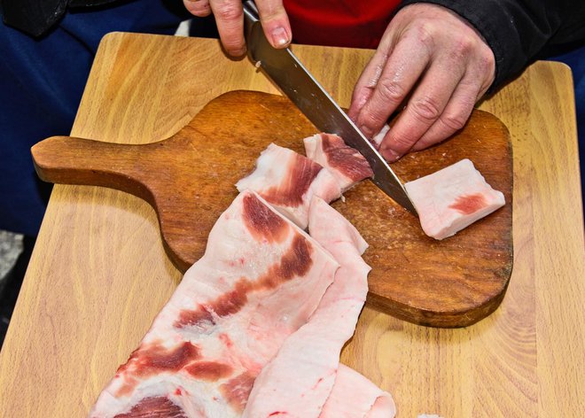 Izberemo kakovostno slanino z vratnega predela. FOTO: Banedeki/Getty Images
