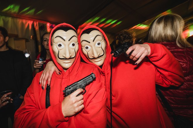 Dalijeva maska in rdeč kombinezon sta zaščitni znak španske serije Money Heist na Netflixu ​in uporniških gibanj po svetu.
