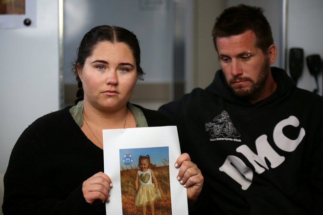 Starša nista izgubila upanja, čeprav sta se utapljala v žalosti. FOTO: Stringer Via Reuters
