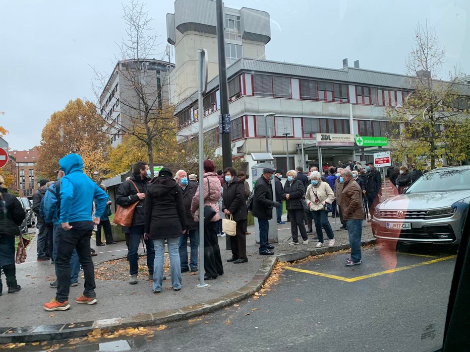 Fotografija: Množica ljudi čaka na cepljenje na Metelkovi ulici v Ljubljani. FOTO: Bralka Janja
