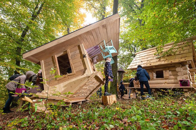 Lesene hiške in skulpture iz lesa so delo Matica Zakrajška s sodelavci.
