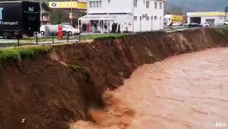 Fotografija: Posebej hudo je na območju Sarajeva, kjer je poplavilo več predelov, številna območja so brez elektrike. FOTO: Zaslonski posnetek, klix.ba
