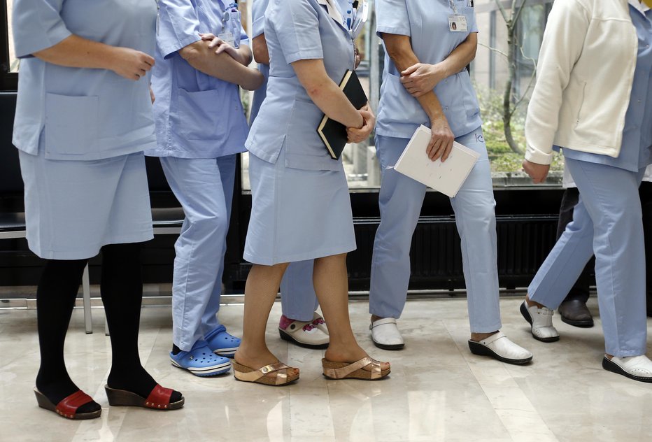 Fotografija: Medicinske sestre bodo dobile največ 24 ostotkov višjo plačo, če bo podpisan dogovor. FOTO: Blaž Samec
