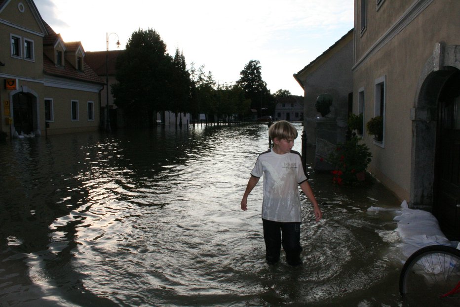Fotografija: Septembra 2010 je voda v nekaj urah zalila kostanjeviški otok in na ulicah ter hišah vztrajala nekaj dni. FOTOGRAFIJE: Tanja Jakše Gazvoda
