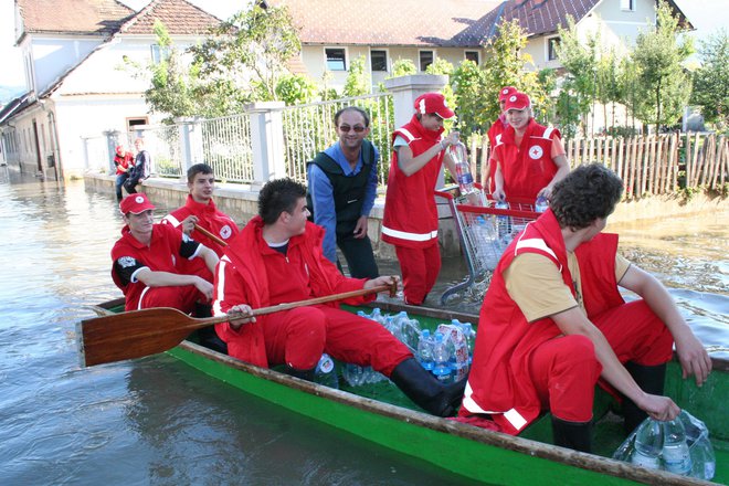 Ko so bili krajani v letih 2010 in 2014 odrezani od sveta, je bila pomoč prostovoljcev še kako dobrodošla. S čolni so vozili vodo in kruh. FOTO: Tanja Jakše Gazvoda

