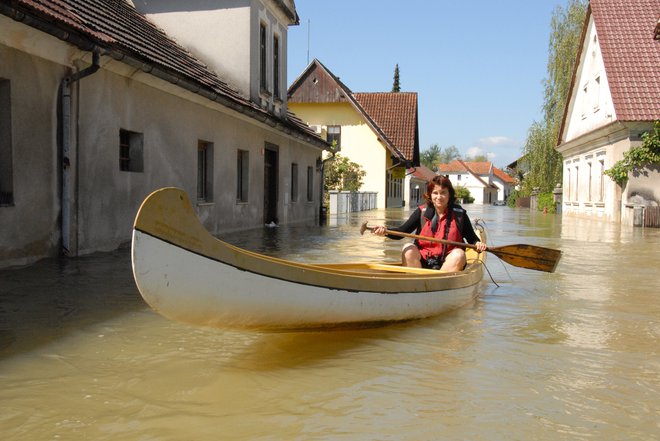 Avtorica prispevka med poplavami leta 2010 FOTO: Jani Zakšek
