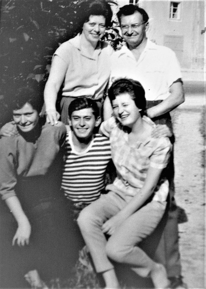 Ana z možem, hčerkama in sinom v črno-belih časih
