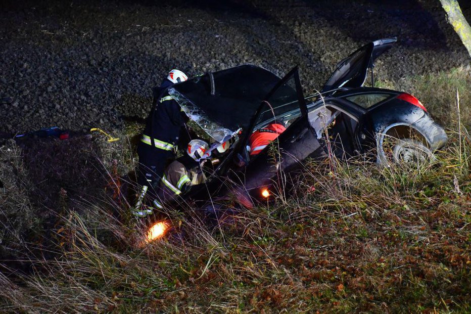 Fotografija: Izgubil je nadzor nad vozilom in zapeljal v jarek. FOTO: Oste Bakal, Slovenske novice
