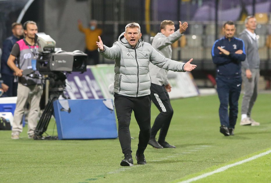 Fotografija: Radovan Karanović je v vlogi vršilca dolžnosti trenerja Maribora izgubil le četrtfinalno pokalno tekmo proti Domžalam. FOTO: Tadej Regent
