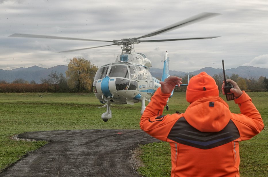 Fotografija: Nekateri udeleženci so takole slovesno pristali na prvem helikopterskem pikniku.
