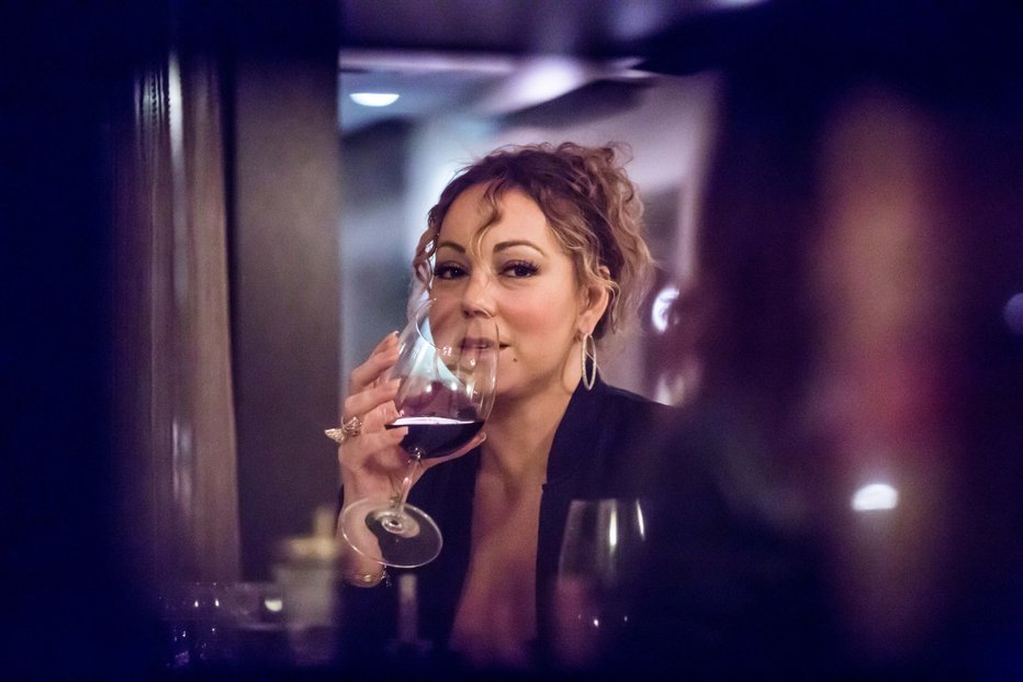 Fotografija: Mariah Carey

Pevka je znana po tem, da zna uživati v življenju, zato ne čudi, da ji tekne tudi kakovostno vino ob večerji. Tako je leta 2016 uživala v restavraciji Tosconova v Calabasasu.
