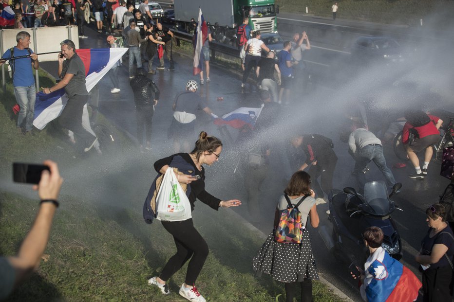 Fotografija: Protivladne demonstracije v Šiški, na obvoznici. FOTO: Jure Eržen, Delo

