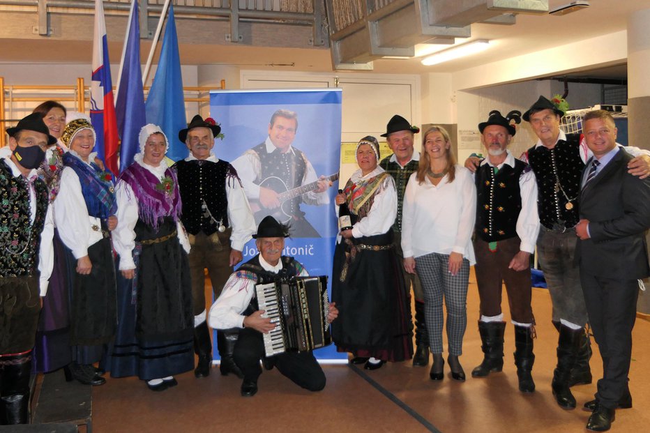 Fotografija: S plesi so navdušili člani Folklornega društva Bled, na sliki skupaj z županom Občine Gorje Petrom Torkarjem

