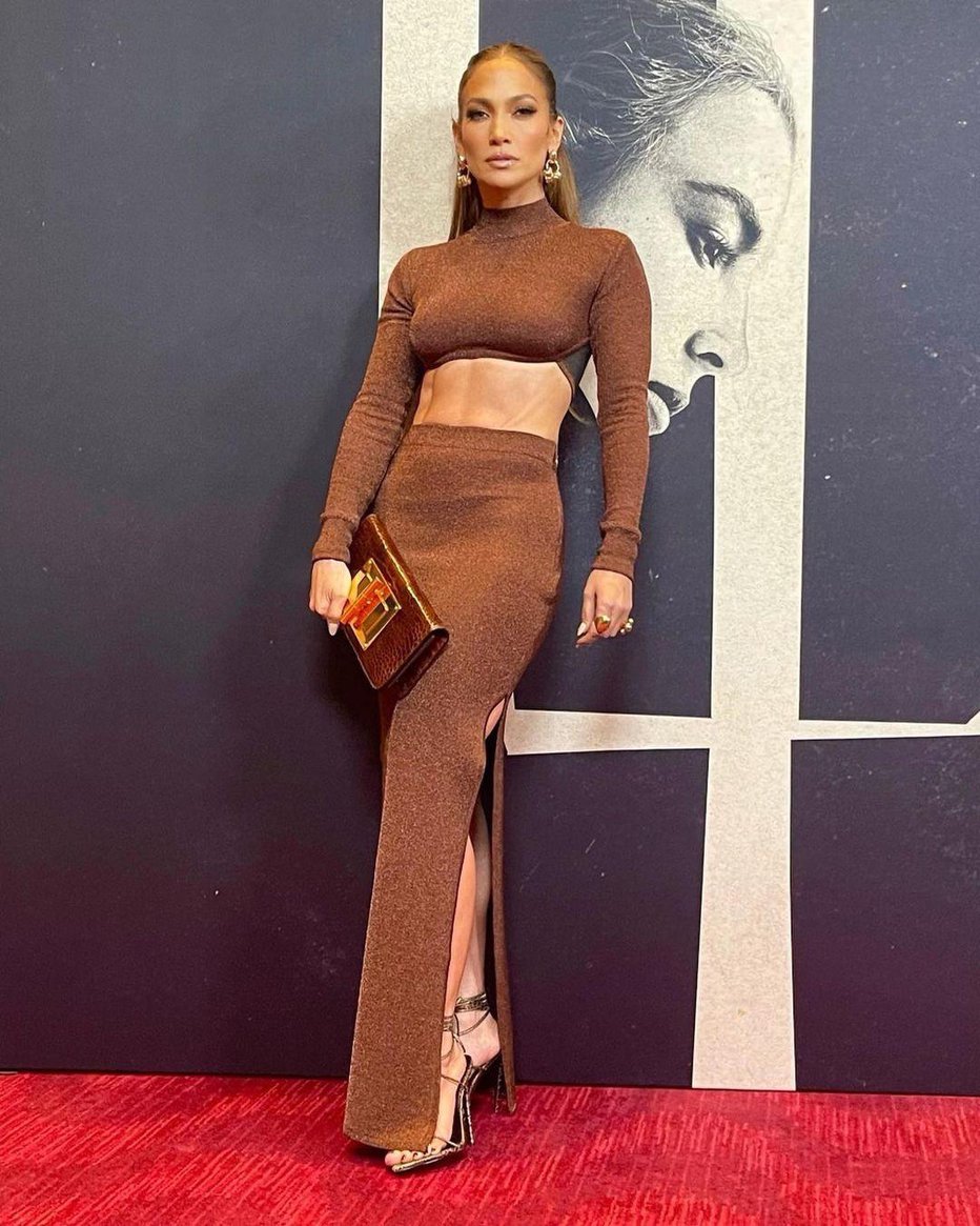 Fotografija: Jennifer Lopez je na premieri filma The Last Duel na rdeči preprogi zablestela v oblačilih rjave barve, ki je to sezono njena priljubljena. FOTO: Instagram
