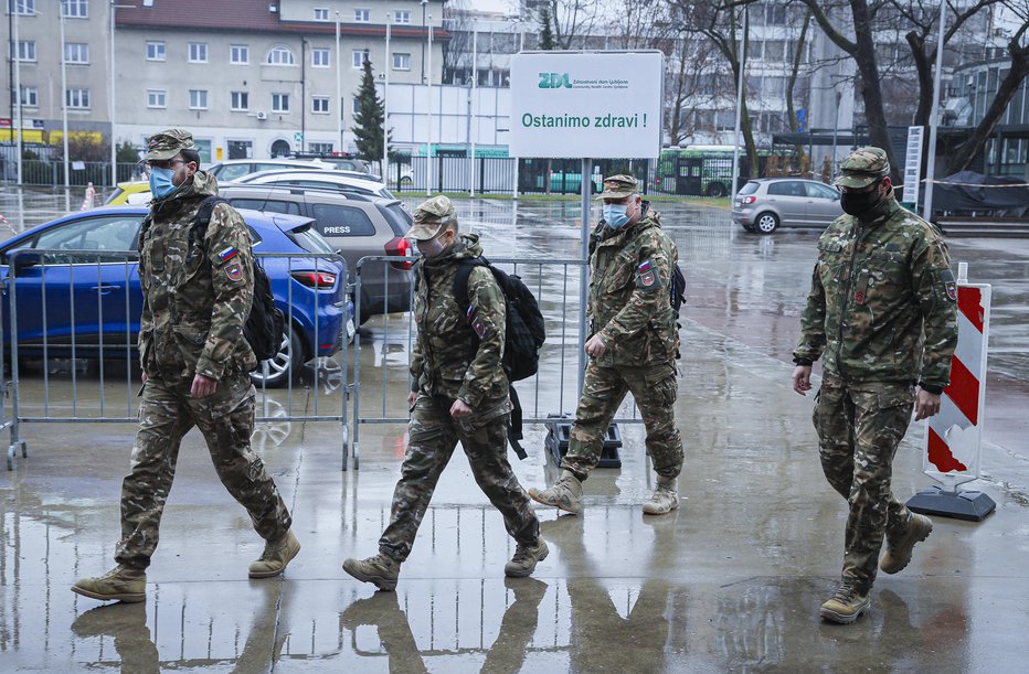 Fotografija: Slovenska vojska je že priskočila na pomoč pri jemanju brisov zaposlenim v šolstvu. FOTO: Jože Suhadolnik, Delo
