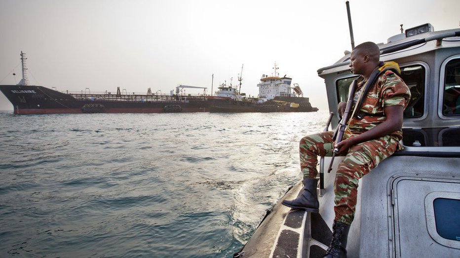 Fotografija: Morske poti tovornih ladij ponekod varujejo tudi pripadniki vojske in policije. FOTO: GETTY IMAGES
