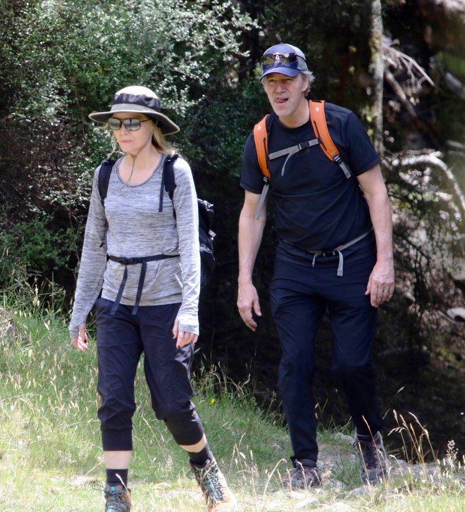 Če ste se spraševali, kako je mogoče, da se filmska lepotica Michelle Pfeiffer skoraj ne stara, je ob tej fotografiji odgovor kot na dlani. Igralka se redno giblje v naravi, kar je ena najbolj zdravih oblik rekreacije, saj poleg gibanja vključuje še svež zrak in sonce. Družbo na sprehodih ji rad dela mož David E. Kelley. Takole sta uživala med sprehodom po hribčkih v bližini Queenstowna na Novi Zelandiji.
