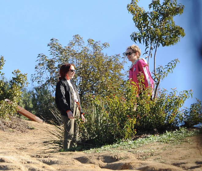 Še preden je bila zaročena z Dylan Meyer, je igralka Kristen Stewart v losangeleških koščkih bolj ali manj neokrnjene narave uživala v družbi Sare Dinkin. Paparaci so ju ujeli med sprehodom po parku Griffith, ki je z več kot 4000 hektari površine eden največjih v Severni Ameriki.

