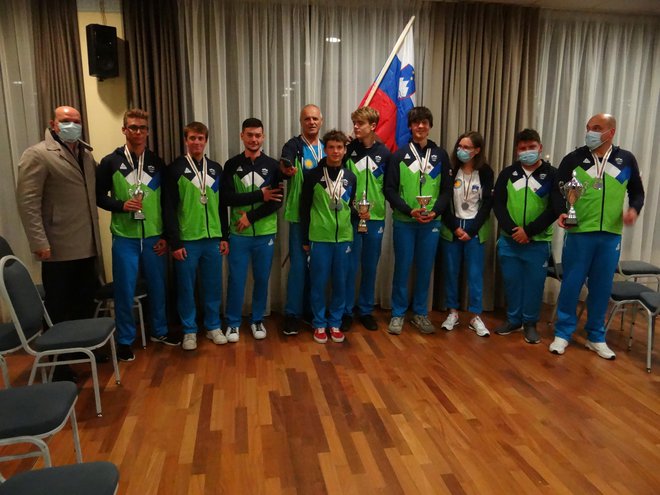 Ekipi Slovenije A in B na zaključni prireditvi svetovnega prvenstva v ribolovu s palico iz čolna za mladince 2021 pri nas FOTO: MARIO DRUSCOVICH

