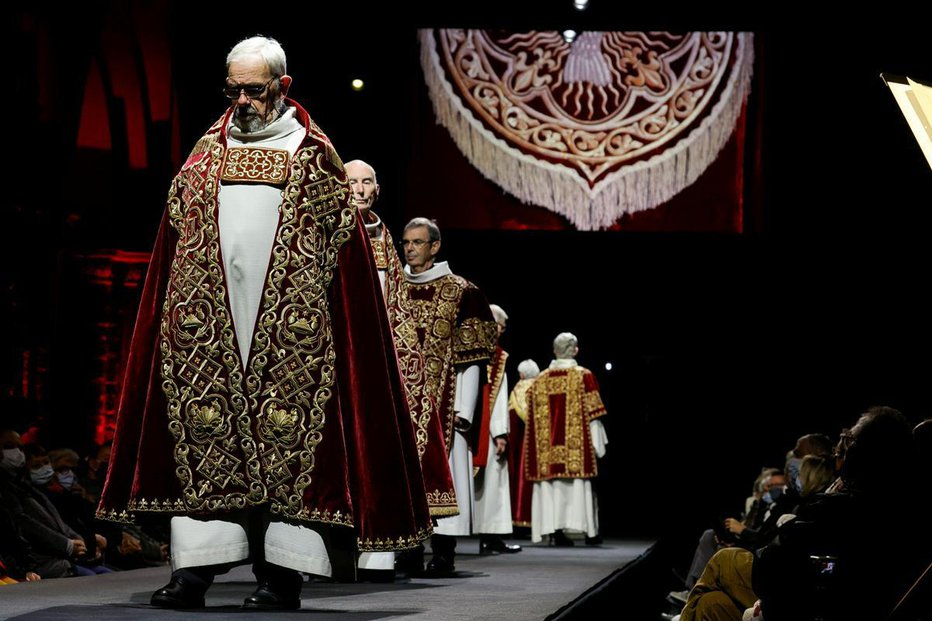 Fotografija: Na nenavadni reviji so prikazali razvoj duhovniških oblačil. FOTO: Reuters
